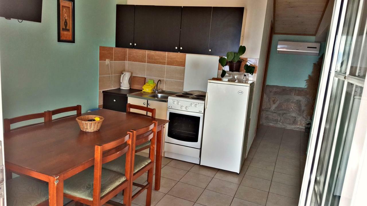 Apartments Anita Sibinj Krmpotski Εξωτερικό φωτογραφία