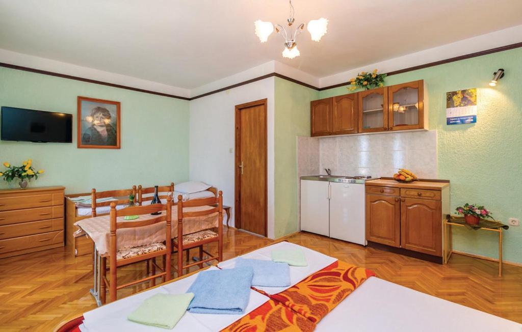 Apartments Anita Sibinj Krmpotski Εξωτερικό φωτογραφία